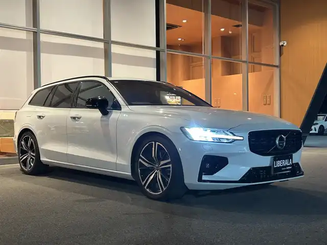 ボルボ Ｖ６０ B5 Rデザイン 岐阜県 2021(令3)年 4万km パール サンルーフ/harman/kardonサウンドシステム/City Safety衝突回避被害軽減ブレーキシステム/歩行者サイクリスト大型動物検知機能/インターセクションサポート右折時対向車検知機能/対向車対応機能/ステアリング・サポート衝突回避支援機能/オンカミングレーンミティゲーション対向車線衝突回避支援機能/レーンキーピングエイド/ドライバーアラートコントロール/ロードサインインフォメーション/ランオフロードミティゲーション道路逸脱回避支援機能/後車衝突回避支援機能付ブラインドスポットインフォメーションシステム/衝突回避被害軽減ブレーキ機能付CTA/被追突時警告機能静止時ブレーキ維持機能付/パイロットアシスト車線維持支援機能/全車速追従機能付ACCアダプティブクルーズコントロール/フルアクティブハイビーム/360°ビューカメラ/HDDナビゲーションシステム/　フル地上デジタルTV　Bluetooth/　Applecarplay　AndroidAuto