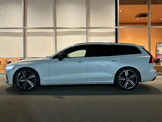 ボルボ Ｖ６０ B5 Rデザイン 岐阜県 2021(令3)年 4万km パール サンルーフ/harman/kardonサウンドシステム/City Safety衝突回避被害軽減ブレーキシステム/歩行者サイクリスト大型動物検知機能/インターセクションサポート右折時対向車検知機能/対向車対応機能/ステアリング・サポート衝突回避支援機能/オンカミングレーンミティゲーション対向車線衝突回避支援機能/レーンキーピングエイド/ドライバーアラートコントロール/ロードサインインフォメーション/ランオフロードミティゲーション道路逸脱回避支援機能/後車衝突回避支援機能付ブラインドスポットインフォメーションシステム/衝突回避被害軽減ブレーキ機能付CTA/被追突時警告機能静止時ブレーキ維持機能付/パイロットアシスト車線維持支援機能/全車速追従機能付ACCアダプティブクルーズコントロール/フルアクティブハイビーム/360°ビューカメラ/HDDナビゲーションシステム/　フル地上デジタルTV　Bluetooth/　Applecarplay　AndroidAuto