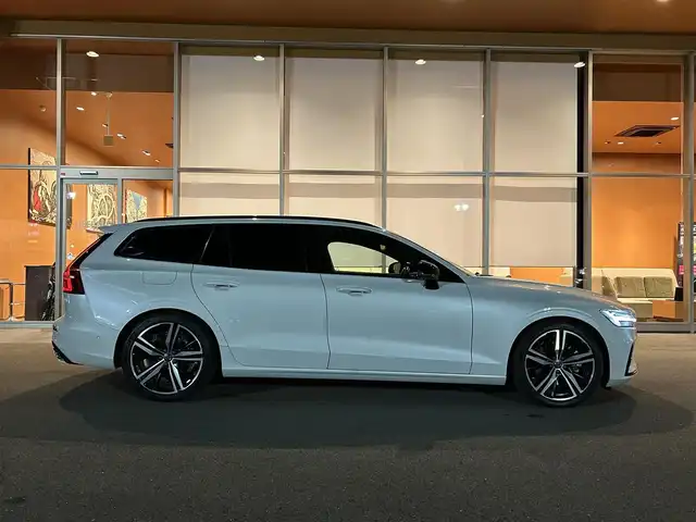 ボルボ Ｖ６０ B5 Rデザイン 岐阜県 2021(令3)年 4万km パール サンルーフ/harman/kardonサウンドシステム/City Safety衝突回避被害軽減ブレーキシステム/歩行者サイクリスト大型動物検知機能/インターセクションサポート右折時対向車検知機能/対向車対応機能/ステアリング・サポート衝突回避支援機能/オンカミングレーンミティゲーション対向車線衝突回避支援機能/レーンキーピングエイド/ドライバーアラートコントロール/ロードサインインフォメーション/ランオフロードミティゲーション道路逸脱回避支援機能/後車衝突回避支援機能付ブラインドスポットインフォメーションシステム/衝突回避被害軽減ブレーキ機能付CTA/被追突時警告機能静止時ブレーキ維持機能付/パイロットアシスト車線維持支援機能/全車速追従機能付ACCアダプティブクルーズコントロール/フルアクティブハイビーム/360°ビューカメラ/HDDナビゲーションシステム/　フル地上デジタルTV　Bluetooth/　Applecarplay　AndroidAuto