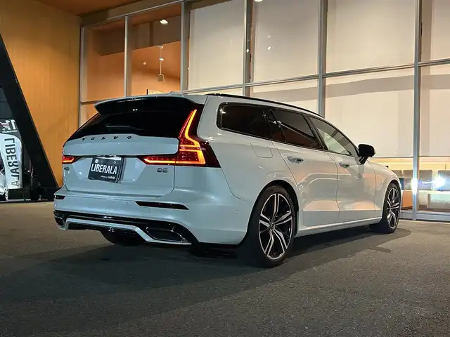 ボルボ Ｖ６０ B5 Rデザイン 岐阜県 2021(令3)年 4万km パール サンルーフ/harman/kardonサウンドシステム/City Safety衝突回避被害軽減ブレーキシステム/歩行者サイクリスト大型動物検知機能/インターセクションサポート右折時対向車検知機能/対向車対応機能/ステアリング・サポート衝突回避支援機能/オンカミングレーンミティゲーション対向車線衝突回避支援機能/レーンキーピングエイド/ドライバーアラートコントロール/ロードサインインフォメーション/ランオフロードミティゲーション道路逸脱回避支援機能/後車衝突回避支援機能付ブラインドスポットインフォメーションシステム/衝突回避被害軽減ブレーキ機能付CTA/被追突時警告機能静止時ブレーキ維持機能付/パイロットアシスト車線維持支援機能/全車速追従機能付ACCアダプティブクルーズコントロール/フルアクティブハイビーム/360°ビューカメラ/HDDナビゲーションシステム/　フル地上デジタルTV　Bluetooth/　Applecarplay　AndroidAuto