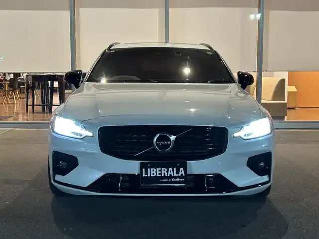 ボルボ Ｖ６０ B5 Rデザイン 岐阜県 2021(令3)年 4万km パール サンルーフ/harman/kardonサウンドシステム/City Safety衝突回避被害軽減ブレーキシステム/歩行者サイクリスト大型動物検知機能/インターセクションサポート右折時対向車検知機能/対向車対応機能/ステアリング・サポート衝突回避支援機能/オンカミングレーンミティゲーション対向車線衝突回避支援機能/レーンキーピングエイド/ドライバーアラートコントロール/ロードサインインフォメーション/ランオフロードミティゲーション道路逸脱回避支援機能/後車衝突回避支援機能付ブラインドスポットインフォメーションシステム/衝突回避被害軽減ブレーキ機能付CTA/被追突時警告機能静止時ブレーキ維持機能付/パイロットアシスト車線維持支援機能/全車速追従機能付ACCアダプティブクルーズコントロール/フルアクティブハイビーム/360°ビューカメラ/HDDナビゲーションシステム/　フル地上デジタルTV　Bluetooth/　Applecarplay　AndroidAuto