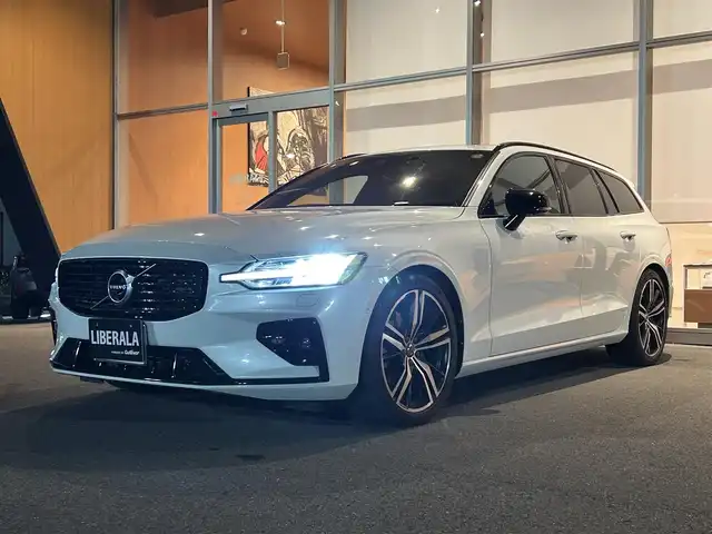 ボルボ Ｖ６０ B5 Rデザイン 岐阜県 2021(令3)年 4万km パール サンルーフ/harman/kardonサウンドシステム/City Safety衝突回避被害軽減ブレーキシステム/歩行者サイクリスト大型動物検知機能/インターセクションサポート右折時対向車検知機能/対向車対応機能/ステアリング・サポート衝突回避支援機能/オンカミングレーンミティゲーション対向車線衝突回避支援機能/レーンキーピングエイド/ドライバーアラートコントロール/ロードサインインフォメーション/ランオフロードミティゲーション道路逸脱回避支援機能/後車衝突回避支援機能付ブラインドスポットインフォメーションシステム/衝突回避被害軽減ブレーキ機能付CTA/被追突時警告機能静止時ブレーキ維持機能付/パイロットアシスト車線維持支援機能/全車速追従機能付ACCアダプティブクルーズコントロール/フルアクティブハイビーム/360°ビューカメラ/HDDナビゲーションシステム/　フル地上デジタルTV　Bluetooth/　Applecarplay　AndroidAuto
