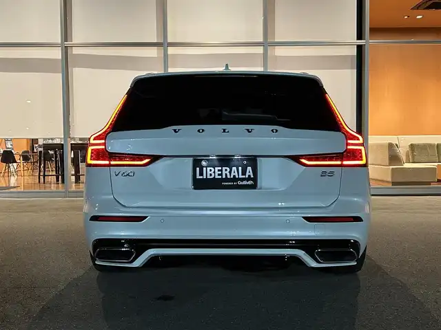 ボルボ Ｖ６０ B5 Rデザイン 岐阜県 2021(令3)年 4万km パール サンルーフ/harman/kardonサウンドシステム/City Safety衝突回避被害軽減ブレーキシステム/歩行者サイクリスト大型動物検知機能/インターセクションサポート右折時対向車検知機能/対向車対応機能/ステアリング・サポート衝突回避支援機能/オンカミングレーンミティゲーション対向車線衝突回避支援機能/レーンキーピングエイド/ドライバーアラートコントロール/ロードサインインフォメーション/ランオフロードミティゲーション道路逸脱回避支援機能/後車衝突回避支援機能付ブラインドスポットインフォメーションシステム/衝突回避被害軽減ブレーキ機能付CTA/被追突時警告機能静止時ブレーキ維持機能付/パイロットアシスト車線維持支援機能/全車速追従機能付ACCアダプティブクルーズコントロール/フルアクティブハイビーム/360°ビューカメラ/HDDナビゲーションシステム/　フル地上デジタルTV　Bluetooth/　Applecarplay　AndroidAuto