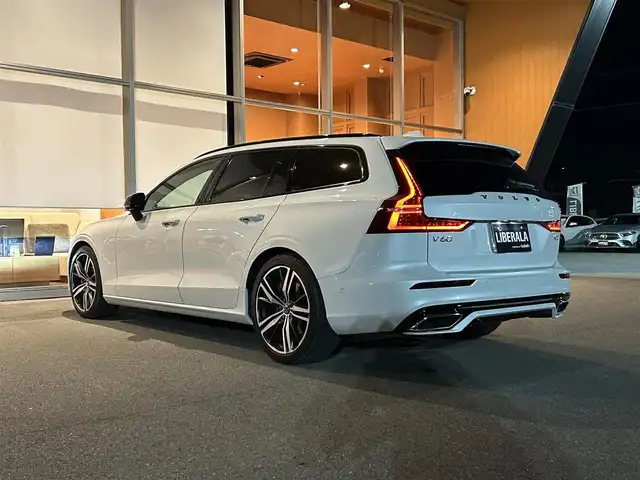 ボルボ Ｖ６０ B5 Rデザイン 岐阜県 2021(令3)年 4万km パール サンルーフ/harman/kardonサウンドシステム/City Safety衝突回避被害軽減ブレーキシステム/歩行者サイクリスト大型動物検知機能/インターセクションサポート右折時対向車検知機能/対向車対応機能/ステアリング・サポート衝突回避支援機能/オンカミングレーンミティゲーション対向車線衝突回避支援機能/レーンキーピングエイド/ドライバーアラートコントロール/ロードサインインフォメーション/ランオフロードミティゲーション道路逸脱回避支援機能/後車衝突回避支援機能付ブラインドスポットインフォメーションシステム/衝突回避被害軽減ブレーキ機能付CTA/被追突時警告機能静止時ブレーキ維持機能付/パイロットアシスト車線維持支援機能/全車速追従機能付ACCアダプティブクルーズコントロール/フルアクティブハイビーム/360°ビューカメラ/HDDナビゲーションシステム/　フル地上デジタルTV　Bluetooth/　Applecarplay　AndroidAuto