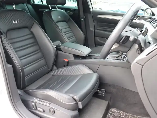 フォルクスワーゲン ＶＷ パサート ヴァリアント TDI Rライン 宮城県 2022(令4)年 1.4万km パール 純正ナビ【ＢＴ／フルセグＴＶ】/バーチャルコックピット　/ヘッドアップディスプレイ　/３６０°カメラ　/レザーシート　/パワーバックドア　/アダプティブクルーズコントロール　/フロントアシスト/レーンキープアシスト/レーンチェンジアシスト/ダイナミックライトアシスト/パーキングアシスト/アンビエントライト/パドルシフト　/マッサージ機能付き前席シートヒーター　/前席パワーシート/オートホールド/前後ドライブレコーダー/19インチRライン専用純正AW/LEDヘッドライト/ドアバイザー/禁煙車