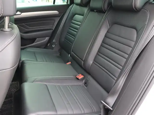 フォルクスワーゲン ＶＷ パサート ヴァリアント TDI Rライン 宮城県 2022(令4)年 1.4万km パール 純正ナビ【ＢＴ／フルセグＴＶ】/バーチャルコックピット　/ヘッドアップディスプレイ　/３６０°カメラ　/レザーシート　/パワーバックドア　/アダプティブクルーズコントロール　/フロントアシスト/レーンキープアシスト/レーンチェンジアシスト/ダイナミックライトアシスト/パーキングアシスト/アンビエントライト/パドルシフト　/マッサージ機能付き前席シートヒーター　/前席パワーシート/オートホールド/前後ドライブレコーダー/19インチRライン専用純正AW/LEDヘッドライト/ドアバイザー/禁煙車