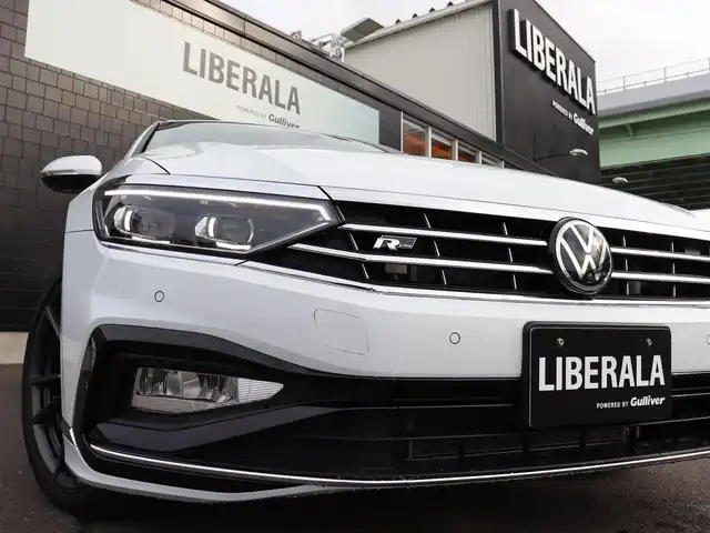 フォルクスワーゲン ＶＷ パサート ヴァリアント TDI Rライン 宮城県 2022(令4)年 1.4万km パール 純正ナビ【ＢＴ／フルセグＴＶ】/バーチャルコックピット　/ヘッドアップディスプレイ　/３６０°カメラ　/レザーシート　/パワーバックドア　/アダプティブクルーズコントロール　/フロントアシスト/レーンキープアシスト/レーンチェンジアシスト/ダイナミックライトアシスト/パーキングアシスト/アンビエントライト/パドルシフト　/マッサージ機能付き前席シートヒーター　/前席パワーシート/オートホールド/前後ドライブレコーダー/19インチRライン専用純正AW/LEDヘッドライト/ドアバイザー/禁煙車