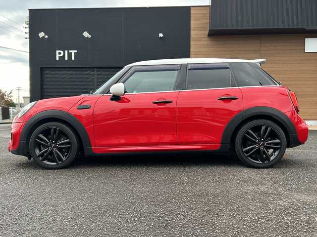ＭＩＮＩ ミニ クーパー S 宮崎県 2015(平27)年 4.7万km ブレイジングレッドメタリック 純正HDDナビ/・Bluetooth/・ミュージックサーバー/・AUX/・AM/FM/・ハーマンカードンスピーカー/JCWパッケージ/・JCWステアリング/ペッパーパッケージ/・ライトパッケージ/・MINIエキサイトメントパッケージ/・ストレージコンパートメントパッケージ/・レンセンサー（自動ドライビングライト付き）/ヘッドアップディスプレイ/クルーズコントロール/（ハンドルはACCですがクルーズコントロールのみ）/ドライブレコーダー/コーナーセンサー/ブラウンハーフレザー/・DNシートヒーター/ETC/純正ヘッドライトなど積み込みあり