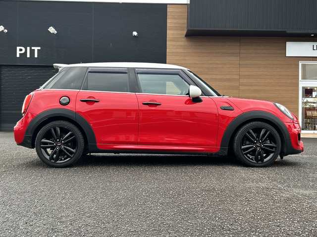 ＭＩＮＩ ミニ クーパー S 宮崎県 2015(平27)年 4.7万km ブレイジングレッドメタリック 純正HDDナビ/・Bluetooth/・ミュージックサーバー/・AUX/・AM/FM/・ハーマンカードンスピーカー/JCWパッケージ/・JCWステアリング/ペッパーパッケージ/・ライトパッケージ/・MINIエキサイトメントパッケージ/・ストレージコンパートメントパッケージ/・レンセンサー（自動ドライビングライト付き）/ヘッドアップディスプレイ/クルーズコントロール/（ハンドルはACCですがクルーズコントロールのみ）/ドライブレコーダー/コーナーセンサー/ブラウンハーフレザー/・DNシートヒーター/ETC/純正ヘッドライトなど積み込みあり
