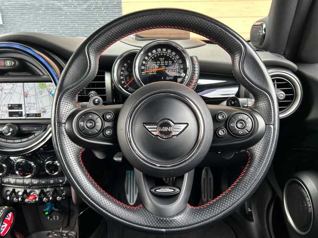 ＭＩＮＩ ミニ クーパー S 宮崎県 2015(平27)年 4.7万km ブレイジングレッドメタリック 純正HDDナビ/・Bluetooth/・ミュージックサーバー/・AUX/・AM/FM/・ハーマンカードンスピーカー/JCWパッケージ/・JCWステアリング/ペッパーパッケージ/・ライトパッケージ/・MINIエキサイトメントパッケージ/・ストレージコンパートメントパッケージ/・レンセンサー（自動ドライビングライト付き）/ヘッドアップディスプレイ/クルーズコントロール/（ハンドルはACCですがクルーズコントロールのみ）/ドライブレコーダー/コーナーセンサー/ブラウンハーフレザー/・DNシートヒーター/ETC/純正ヘッドライトなど積み込みあり