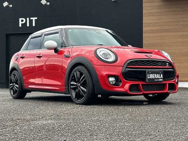 ＭＩＮＩ ミニ クーパー S 宮崎県 2015(平27)年 4.7万km ブレイジングレッドメタリック 純正HDDナビ/・Bluetooth/・ミュージックサーバー/・AUX/・AM/FM/・ハーマンカードンスピーカー/JCWパッケージ/・JCWステアリング/ペッパーパッケージ/・ライトパッケージ/・MINIエキサイトメントパッケージ/・ストレージコンパートメントパッケージ/・レンセンサー（自動ドライビングライト付き）/ヘッドアップディスプレイ/クルーズコントロール/（ハンドルはACCですがクルーズコントロールのみ）/ドライブレコーダー/コーナーセンサー/ブラウンハーフレザー/・DNシートヒーター/ETC/純正ヘッドライトなど積み込みあり