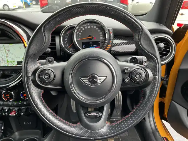 ＭＩＮＩ ミニ クーパー S 滋賀県 2015(平27)年 8.4万km オレンジ 禁煙車/純正ナビ/（AUX/USB/Bluetooth)/バックカメラ/ルームミラー内蔵型ＥＴＣ/前方ドラレコ/黒革調シートカバー/ＬＥＤヘッドライト/オートライト/クルーズコントロール/リアソナー/アイドリングストップ/ナビ連動ステアリングリモコン/パドルシフト/プッシュスタート/スマートキー×２