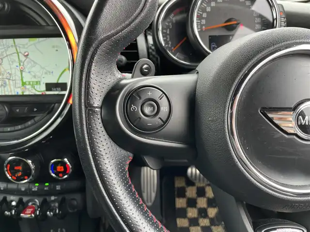 ＭＩＮＩ ミニ クーパー S 滋賀県 2015(平27)年 8.4万km オレンジ 禁煙車/純正ナビ/（AUX/USB/Bluetooth)/バックカメラ/ルームミラー内蔵型ＥＴＣ/前方ドラレコ/黒革調シートカバー/ＬＥＤヘッドライト/オートライト/クルーズコントロール/リアソナー/アイドリングストップ/ナビ連動ステアリングリモコン/パドルシフト/プッシュスタート/スマートキー×２