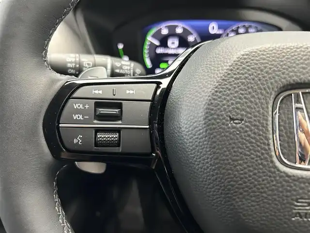 ホンダ ＺＲ－Ｖ ハイブリッド e:HEV Z 鹿児島県 2024(令6)年 1.2万km プラチナホワイトパール ホンダセンシング/・衝突軽減ブレーキ/・誤発進抑制機能（前後）/・近距離衝突軽減ブレーキ/・歩行者事故低減ステアリング/・路外逸脱抑制機能/・渋滞追従機能付アダプティブクルーズコントロール/・車線維持支援システム/・トラフィックジャムアシスト/・先行車発進お知らせ機能/・標識認識機能/・アダプティブドライビングビーム/・ブラインドスポットインフォメーション/・パーキングセンサーシステム/・後退出庫サポート/マルチビューカメラシステム/BOSEプレミアムサウンドシステム/ワイヤレス充電/純正9インチメモリナビ【LXM-247VFNi】/（フルセグ/BT/AppleCarPlay/AndroidAuto/USB）/ビルトインETC2.0/社外前後ドライブレコーダー/革巻きステアリング/ステアリングリモコン/パドルシフト/ステアリングヒーター/レザーシート/前席パワーシート/運転席シートメモリ/前席シートヒーター/ハンズフリーパワーテールゲート/純正LEDヘッドライト/オートライト/フロント&バックソナー/純正ラバーマット/純正18インチアルミ