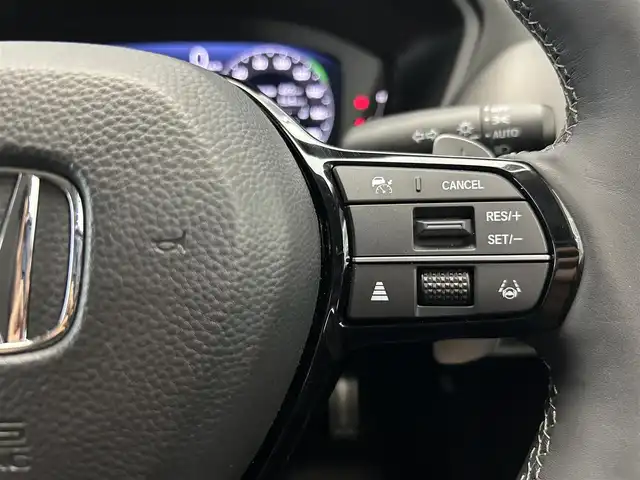 ホンダ ＺＲ－Ｖ ハイブリッド e:HEV Z 鹿児島県 2024(令6)年 1.2万km プラチナホワイトパール ホンダセンシング/・衝突軽減ブレーキ/・誤発進抑制機能（前後）/・近距離衝突軽減ブレーキ/・歩行者事故低減ステアリング/・路外逸脱抑制機能/・渋滞追従機能付アダプティブクルーズコントロール/・車線維持支援システム/・トラフィックジャムアシスト/・先行車発進お知らせ機能/・標識認識機能/・アダプティブドライビングビーム/・ブラインドスポットインフォメーション/・パーキングセンサーシステム/・後退出庫サポート/マルチビューカメラシステム/BOSEプレミアムサウンドシステム/ワイヤレス充電/純正9インチメモリナビ【LXM-247VFNi】/（フルセグ/BT/AppleCarPlay/AndroidAuto/USB）/ビルトインETC2.0/社外前後ドライブレコーダー/革巻きステアリング/ステアリングリモコン/パドルシフト/ステアリングヒーター/レザーシート/前席パワーシート/運転席シートメモリ/前席シートヒーター/ハンズフリーパワーテールゲート/純正LEDヘッドライト/オートライト/フロント&バックソナー/純正ラバーマット/純正18インチアルミ