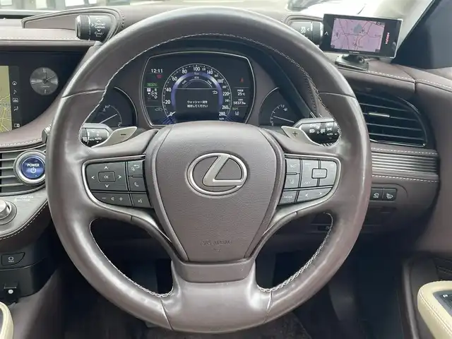 レクサス ＬＳ 500h Iパッケージ 大阪府 2017(平29)年 5.9万km ソニッククォーツ 純正ナビ（BD/DVD/CD/BT）/フルセグTV/全周囲カメラ/ETC2.0/ドラレコ/デジタルインナーミラー/サンルーフ/スマートキー/ステアリングスイッチ/レーンキープアシスト/レーダークルーズコントロール/パドルシフト/衝突被害軽減システム/エアサス/前席パワーシート/前席シートメモリ/前席シートクーラー/全席シートヒーター/ハンドルヒーター/ブラインドスポットモニター/ヘッドアップディスプレイ/社外レーダー探知機/オートエアコン/オートライト/オートハイビーム/オートワイパー/オートホールド/電子パーキング/電動リアサンシェード/パワートランク/純正OP20インチアルミホイール/純正フロアマット/AC100V電源/保証書