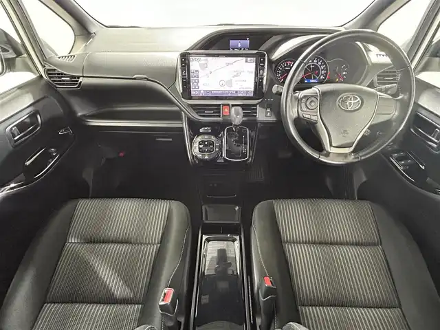 トヨタ ヴォクシー ZS 佐賀県 2017(平29)年 7.7万km ホワイトパールクリスタルシャイン アルパイン１１インチナビ【EX112】/（フルセグTV/CD/DVD/BT/SAM/FM）/ツインムーンルーフ/アルパイン１０．１インチ後席モニター/バックカメラ/クルーズコントロール/両側パワースライドドア/衝突軽減システム/レーンキープアシスト/純正アルミホイール/純正フロアマット/純正ＬＥＤヘッドライト/オートライト/ETC/横滑り防止装置/盗難防止装置