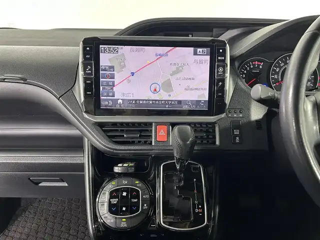 トヨタ ヴォクシー ZS 佐賀県 2017(平29)年 7.7万km ホワイトパールクリスタルシャイン アルパイン１１インチナビ【EX112】/（フルセグTV/CD/DVD/BT/SAM/FM）/ツインムーンルーフ/アルパイン１０．１インチ後席モニター/バックカメラ/クルーズコントロール/両側パワースライドドア/衝突軽減システム/レーンキープアシスト/純正アルミホイール/純正フロアマット/純正ＬＥＤヘッドライト/オートライト/ETC/横滑り防止装置/盗難防止装置