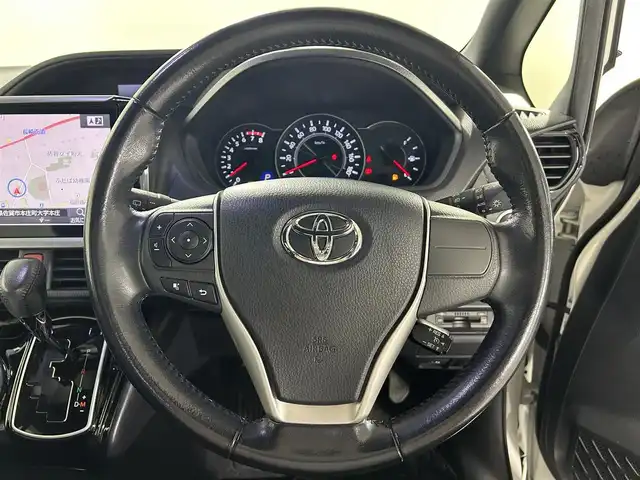 トヨタ ヴォクシー ZS 佐賀県 2017(平29)年 7.7万km ホワイトパールクリスタルシャイン アルパイン１１インチナビ【EX112】/（フルセグTV/CD/DVD/BT/SAM/FM）/ツインムーンルーフ/アルパイン１０．１インチ後席モニター/バックカメラ/クルーズコントロール/両側パワースライドドア/衝突軽減システム/レーンキープアシスト/純正アルミホイール/純正フロアマット/純正ＬＥＤヘッドライト/オートライト/ETC/横滑り防止装置/盗難防止装置