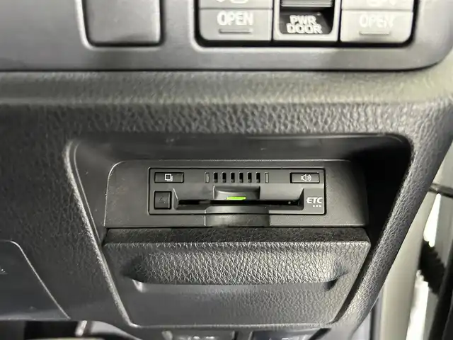 トヨタ ヴォクシー ZS 佐賀県 2017(平29)年 7.7万km ホワイトパールクリスタルシャイン アルパイン１１インチナビ【EX112】/（フルセグTV/CD/DVD/BT/SAM/FM）/ツインムーンルーフ/アルパイン１０．１インチ後席モニター/バックカメラ/クルーズコントロール/両側パワースライドドア/衝突軽減システム/レーンキープアシスト/純正アルミホイール/純正フロアマット/純正ＬＥＤヘッドライト/オートライト/ETC/横滑り防止装置/盗難防止装置