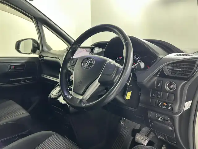 トヨタ ヴォクシー ZS 佐賀県 2017(平29)年 7.7万km ホワイトパールクリスタルシャイン アルパイン１１インチナビ【EX112】/（フルセグTV/CD/DVD/BT/SAM/FM）/ツインムーンルーフ/アルパイン１０．１インチ後席モニター/バックカメラ/クルーズコントロール/両側パワースライドドア/衝突軽減システム/レーンキープアシスト/純正アルミホイール/純正フロアマット/純正ＬＥＤヘッドライト/オートライト/ETC/横滑り防止装置/盗難防止装置