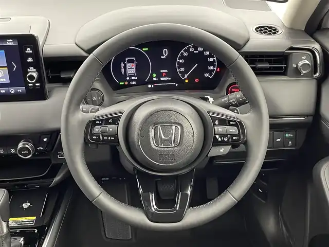 ホンダ ヴェゼル ハイブリッド e:HEV Z 福井県 2025(令7)年 0.1千km プラチナホワイトパール 登録済未使用車　/Ｈｏｎｄａ　ＣＯＮＮＥＣＴディスプレイオーディオ/（ナビ機能付き）/オプションフロントグリル　（ベルリナブラック）/置くだけ充電　/ハーフレザーシート　/シートヒーター　/ハンドルヒーター　/スペアキー　/純正ビルトインＥＴＣ２．０/純正アルミホイール/ABS/レーンキープアシスト/横滑り防止装置/オートライト/前後コーナーセンサー/ヒルディセントコントロール/LEDヘッドライト