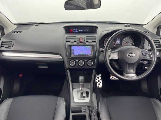 スバル インプレッサ スポーツ 2．0i－S アイサイト 秋田県 2013(平25)年 6.1万km サテンホワイトパール ４WD/社外メモリナビ(Bluetooth/CD/DVD/フルセグ)/バックカメラ/ETC/クルーズコントロール/前後コーナーセンサー/純正AW/車線逸脱警報/パドルシフト/衝突被害軽減システム/アイドリングストップ/運転席パワーシート/横滑り防止装置/キセノンヘッドライト/フォグランプ/スマートキー