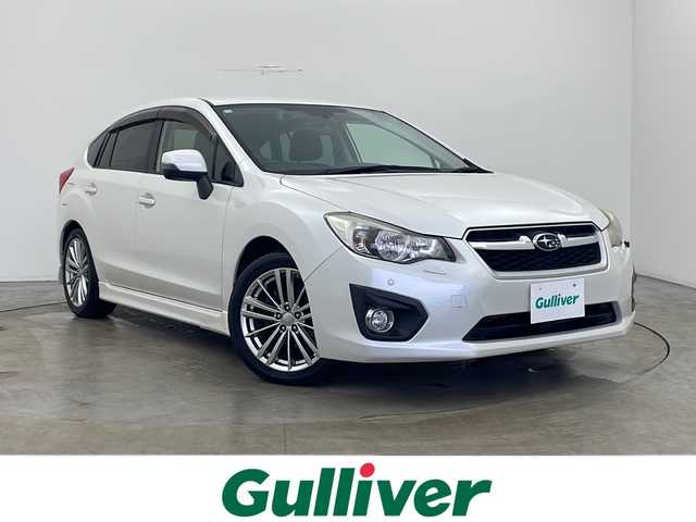 スバル インプレッサ スポーツ 2．0i－S アイサイト 秋田県 2013(平25)年 6.1万km サテンホワイトパール ４WD/社外メモリナビ(Bluetooth/CD/DVD/フルセグ)/バックカメラ/ETC/クルーズコントロール/前後コーナーセンサー/純正AW/車線逸脱警報/パドルシフト/衝突被害軽減システム/アイドリングストップ/運転席パワーシート/横滑り防止装置/キセノンヘッドライト/フォグランプ/スマートキー