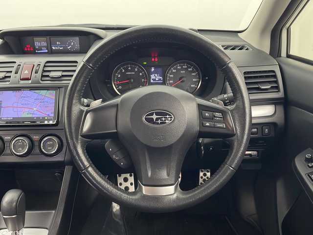 スバル インプレッサ スポーツ 2．0i－S アイサイト 秋田県 2013(平25)年 6.1万km サテンホワイトパール ４WD/社外メモリナビ(Bluetooth/CD/DVD/フルセグ)/バックカメラ/ETC/クルーズコントロール/前後コーナーセンサー/純正AW/車線逸脱警報/パドルシフト/衝突被害軽減システム/アイドリングストップ/運転席パワーシート/横滑り防止装置/キセノンヘッドライト/フォグランプ/スマートキー