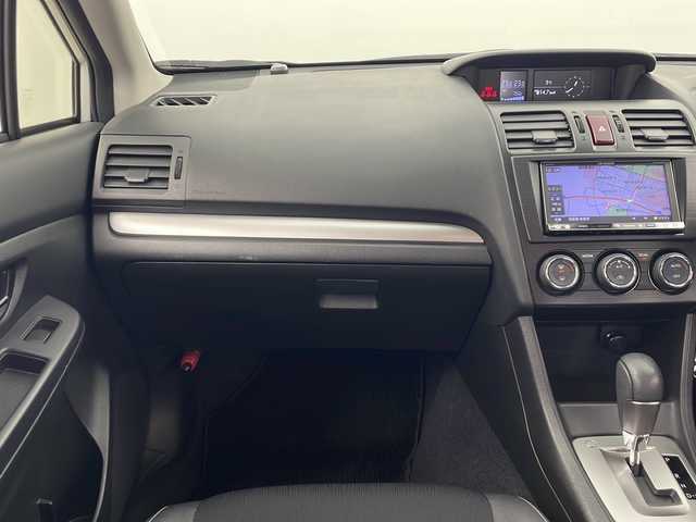 スバル インプレッサ スポーツ 2．0i－S アイサイト 秋田県 2013(平25)年 6.1万km サテンホワイトパール ４WD/社外メモリナビ(Bluetooth/CD/DVD/フルセグ)/バックカメラ/ETC/クルーズコントロール/前後コーナーセンサー/純正AW/車線逸脱警報/パドルシフト/衝突被害軽減システム/アイドリングストップ/運転席パワーシート/横滑り防止装置/キセノンヘッドライト/フォグランプ/スマートキー