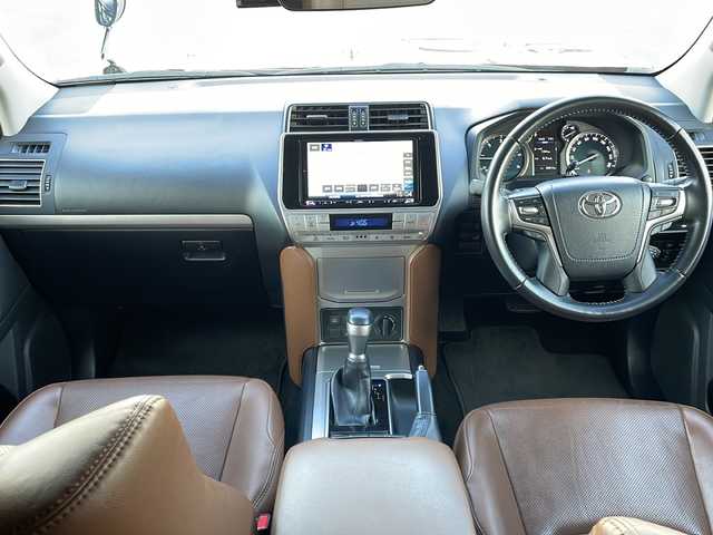 トヨタ ランドクルーザー プラド TX-L 70thアニバーサリーLTD 山口県 2022(令4)年 6.1万km ブラック 社外9インチナビ【MDV-M908HDL】/・CD/DVD/USB/Bluetooth/iPod/SMART USEN/フルセグテレビ/ETC/ドライブレコーダー/バックカメラ/純正フロアマット/18インチ純正アルミホイール/レザーシート/前席エアーシート/前席パワーシート/サンルーフ/スマートキースペアキー有/プッシュアップスタート/LEDヘッドランプ/フォグランプ/オートライト/ダウンヒルアシストコントロール/センターデフロック/Toyota Safety Sense/・プリクラッシュセーフティ/・レーンディパーチャーアラート/・オートマチックハイビーム/・レーダークルーズコントロール/・クリアランスソナー&バックソナー/ダブルサイドカーテンエアバッグ/マッドガード/取扱説明書/保証書