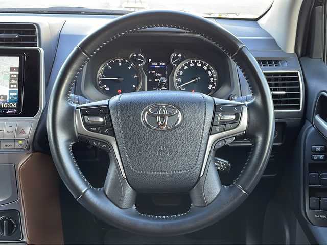 トヨタ ランドクルーザー プラド TX-L 70thアニバーサリーLTD 山口県 2022(令4)年 6.1万km ブラック 社外9インチナビ【MDV-M908HDL】/・CD/DVD/USB/Bluetooth/iPod/SMART USEN/フルセグテレビ/ETC/ドライブレコーダー/バックカメラ/純正フロアマット/18インチ純正アルミホイール/レザーシート/前席エアーシート/前席パワーシート/サンルーフ/スマートキースペアキー有/プッシュアップスタート/LEDヘッドランプ/フォグランプ/オートライト/ダウンヒルアシストコントロール/センターデフロック/Toyota Safety Sense/・プリクラッシュセーフティ/・レーンディパーチャーアラート/・オートマチックハイビーム/・レーダークルーズコントロール/・クリアランスソナー&バックソナー/ダブルサイドカーテンエアバッグ/マッドガード/取扱説明書/保証書