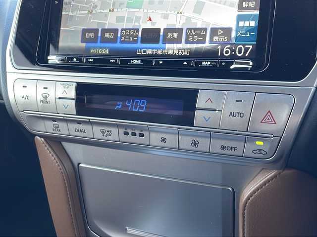 トヨタ ランドクルーザー プラド TX-L 70thアニバーサリーLTD 山口県 2022(令4)年 6.1万km ブラック 社外9インチナビ【MDV-M908HDL】/・CD/DVD/USB/Bluetooth/iPod/SMART USEN/フルセグテレビ/ETC/ドライブレコーダー/バックカメラ/純正フロアマット/18インチ純正アルミホイール/レザーシート/前席エアーシート/前席パワーシート/サンルーフ/スマートキースペアキー有/プッシュアップスタート/LEDヘッドランプ/フォグランプ/オートライト/ダウンヒルアシストコントロール/センターデフロック/Toyota Safety Sense/・プリクラッシュセーフティ/・レーンディパーチャーアラート/・オートマチックハイビーム/・レーダークルーズコントロール/・クリアランスソナー&バックソナー/ダブルサイドカーテンエアバッグ/マッドガード/取扱説明書/保証書