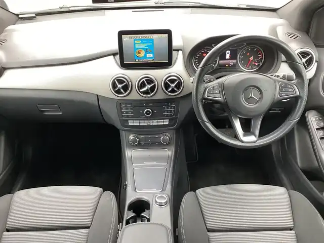 メルセデス・ベンツ Ｂ１８０ 鹿児島県 2017(平29)年 3.6万km カルサイトホワイト 法人ワンオーナー/純正ナビ/TV/Bluetooth/AppleCarPlay/AndroidAuto/ビルトインETC/レーダーセーフティパッケージ/・ブラインドスポットアシスト/・ディストロニックプラス/・レーンキーピングアシスト/・PRE-SAFE/アダプティブハイビームアシスト/パークトロニック/キーレスゴー/シートヒーター(運転席/助手席)/LEDヘッドライト/リヤフォグランプ/クルーズコントロール/パドルシフト/アイドリングSTOP/革巻きステアリング/スマートキー×2本/取説&保証書有り/H30/R1/2/3/4/5/6/7年 ディーラー記録簿有り/