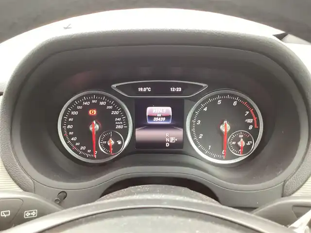 メルセデス・ベンツ Ｂ１８０ 鹿児島県 2017(平29)年 3.6万km カルサイトホワイト 法人ワンオーナー/純正ナビ/TV/Bluetooth/AppleCarPlay/AndroidAuto/ビルトインETC/レーダーセーフティパッケージ/・ブラインドスポットアシスト/・ディストロニックプラス/・レーンキーピングアシスト/・PRE-SAFE/アダプティブハイビームアシスト/パークトロニック/キーレスゴー/シートヒーター(運転席/助手席)/LEDヘッドライト/リヤフォグランプ/クルーズコントロール/パドルシフト/アイドリングSTOP/革巻きステアリング/スマートキー×2本/取説&保証書有り/H30/R1/2/3/4/5/6/7年 ディーラー記録簿有り/