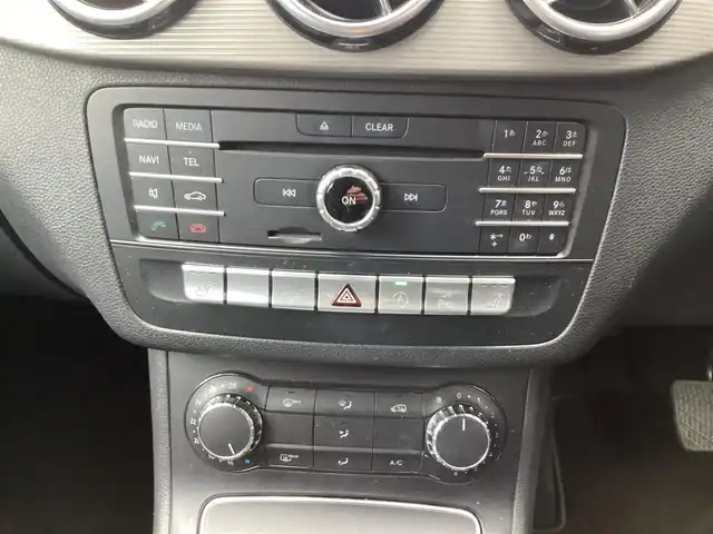 メルセデス・ベンツ Ｂ１８０ 鹿児島県 2017(平29)年 3.6万km カルサイトホワイト 法人ワンオーナー/純正ナビ/TV/Bluetooth/AppleCarPlay/AndroidAuto/ビルトインETC/レーダーセーフティパッケージ/・ブラインドスポットアシスト/・ディストロニックプラス/・レーンキーピングアシスト/・PRE-SAFE/アダプティブハイビームアシスト/パークトロニック/キーレスゴー/シートヒーター(運転席/助手席)/LEDヘッドライト/リヤフォグランプ/クルーズコントロール/パドルシフト/アイドリングSTOP/革巻きステアリング/スマートキー×2本/取説&保証書有り/H30/R1/2/3/4/5/6/7年 ディーラー記録簿有り/