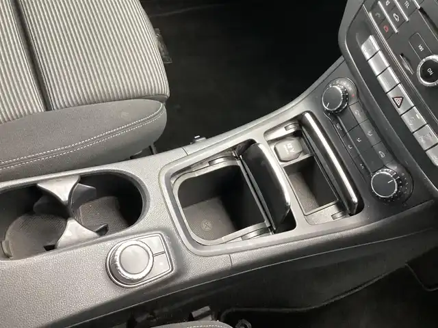 メルセデス・ベンツ Ｂ１８０ 鹿児島県 2017(平29)年 3.6万km カルサイトホワイト 法人ワンオーナー/純正ナビ/TV/Bluetooth/AppleCarPlay/AndroidAuto/ビルトインETC/レーダーセーフティパッケージ/・ブラインドスポットアシスト/・ディストロニックプラス/・レーンキーピングアシスト/・PRE-SAFE/アダプティブハイビームアシスト/パークトロニック/キーレスゴー/シートヒーター(運転席/助手席)/LEDヘッドライト/リヤフォグランプ/クルーズコントロール/パドルシフト/アイドリングSTOP/革巻きステアリング/スマートキー×2本/取説&保証書有り/H30/R1/2/3/4/5/6/7年 ディーラー記録簿有り/