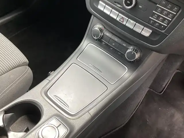 メルセデス・ベンツ Ｂ１８０ 鹿児島県 2017(平29)年 3.6万km カルサイトホワイト 法人ワンオーナー/純正ナビ/TV/Bluetooth/AppleCarPlay/AndroidAuto/ビルトインETC/レーダーセーフティパッケージ/・ブラインドスポットアシスト/・ディストロニックプラス/・レーンキーピングアシスト/・PRE-SAFE/アダプティブハイビームアシスト/パークトロニック/キーレスゴー/シートヒーター(運転席/助手席)/LEDヘッドライト/リヤフォグランプ/クルーズコントロール/パドルシフト/アイドリングSTOP/革巻きステアリング/スマートキー×2本/取説&保証書有り/H30/R1/2/3/4/5/6/7年 ディーラー記録簿有り/