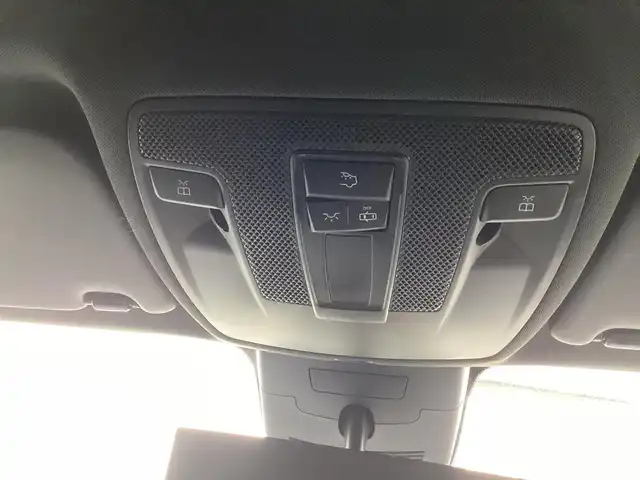 メルセデス・ベンツ Ｂ１８０ 鹿児島県 2017(平29)年 3.6万km カルサイトホワイト 法人ワンオーナー/純正ナビ/TV/Bluetooth/AppleCarPlay/AndroidAuto/ビルトインETC/レーダーセーフティパッケージ/・ブラインドスポットアシスト/・ディストロニックプラス/・レーンキーピングアシスト/・PRE-SAFE/アダプティブハイビームアシスト/パークトロニック/キーレスゴー/シートヒーター(運転席/助手席)/LEDヘッドライト/リヤフォグランプ/クルーズコントロール/パドルシフト/アイドリングSTOP/革巻きステアリング/スマートキー×2本/取説&保証書有り/H30/R1/2/3/4/5/6/7年 ディーラー記録簿有り/