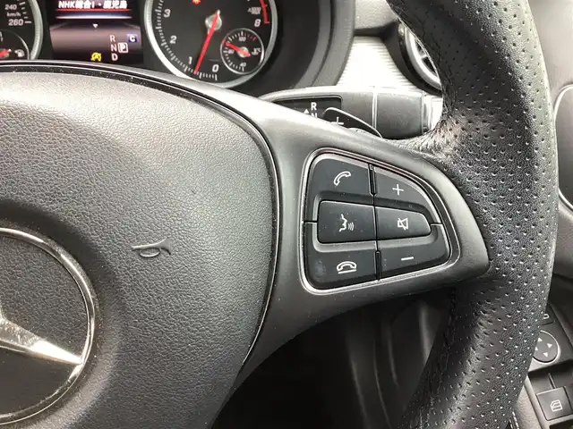 メルセデス・ベンツ Ｂ１８０ 鹿児島県 2017(平29)年 3.6万km カルサイトホワイト 法人ワンオーナー/純正ナビ/TV/Bluetooth/AppleCarPlay/AndroidAuto/ビルトインETC/レーダーセーフティパッケージ/・ブラインドスポットアシスト/・ディストロニックプラス/・レーンキーピングアシスト/・PRE-SAFE/アダプティブハイビームアシスト/パークトロニック/キーレスゴー/シートヒーター(運転席/助手席)/LEDヘッドライト/リヤフォグランプ/クルーズコントロール/パドルシフト/アイドリングSTOP/革巻きステアリング/スマートキー×2本/取説&保証書有り/H30/R1/2/3/4/5/6/7年 ディーラー記録簿有り/