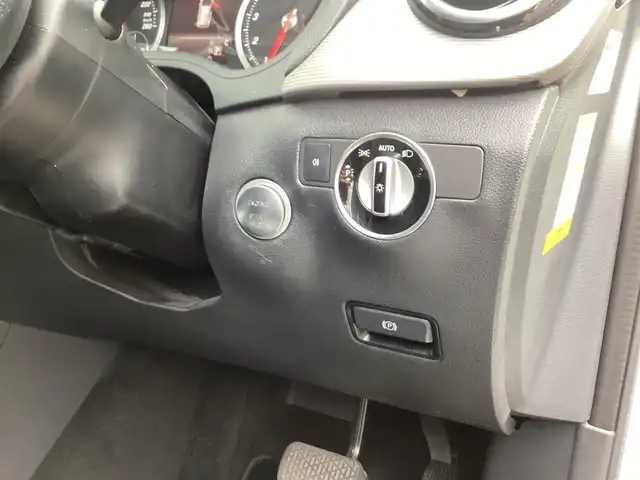 メルセデス・ベンツ Ｂ１８０ 鹿児島県 2017(平29)年 3.6万km カルサイトホワイト 法人ワンオーナー/純正ナビ/TV/Bluetooth/AppleCarPlay/AndroidAuto/ビルトインETC/レーダーセーフティパッケージ/・ブラインドスポットアシスト/・ディストロニックプラス/・レーンキーピングアシスト/・PRE-SAFE/アダプティブハイビームアシスト/パークトロニック/キーレスゴー/シートヒーター(運転席/助手席)/LEDヘッドライト/リヤフォグランプ/クルーズコントロール/パドルシフト/アイドリングSTOP/革巻きステアリング/スマートキー×2本/取説&保証書有り/H30/R1/2/3/4/5/6/7年 ディーラー記録簿有り/