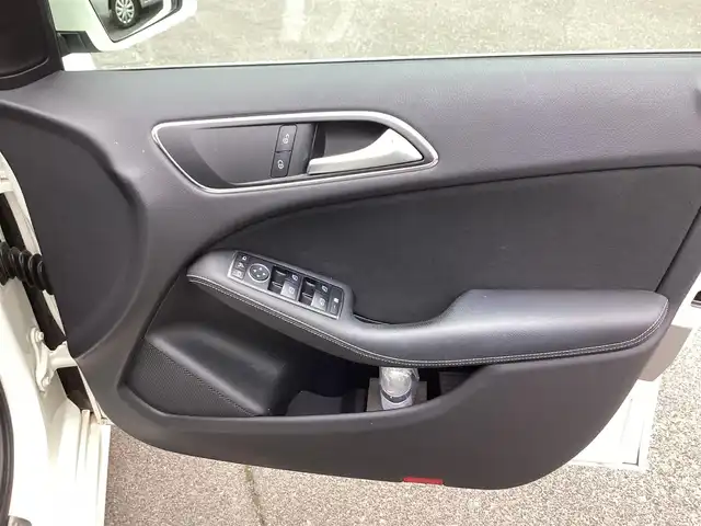 メルセデス・ベンツ Ｂ１８０ 鹿児島県 2017(平29)年 3.6万km カルサイトホワイト 法人ワンオーナー/純正ナビ/TV/Bluetooth/AppleCarPlay/AndroidAuto/ビルトインETC/レーダーセーフティパッケージ/・ブラインドスポットアシスト/・ディストロニックプラス/・レーンキーピングアシスト/・PRE-SAFE/アダプティブハイビームアシスト/パークトロニック/キーレスゴー/シートヒーター(運転席/助手席)/LEDヘッドライト/リヤフォグランプ/クルーズコントロール/パドルシフト/アイドリングSTOP/革巻きステアリング/スマートキー×2本/取説&保証書有り/H30/R1/2/3/4/5/6/7年 ディーラー記録簿有り/