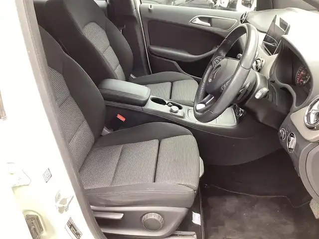 メルセデス・ベンツ Ｂ１８０ 鹿児島県 2017(平29)年 3.6万km カルサイトホワイト 法人ワンオーナー/純正ナビ/TV/Bluetooth/AppleCarPlay/AndroidAuto/ビルトインETC/レーダーセーフティパッケージ/・ブラインドスポットアシスト/・ディストロニックプラス/・レーンキーピングアシスト/・PRE-SAFE/アダプティブハイビームアシスト/パークトロニック/キーレスゴー/シートヒーター(運転席/助手席)/LEDヘッドライト/リヤフォグランプ/クルーズコントロール/パドルシフト/アイドリングSTOP/革巻きステアリング/スマートキー×2本/取説&保証書有り/H30/R1/2/3/4/5/6/7年 ディーラー記録簿有り/