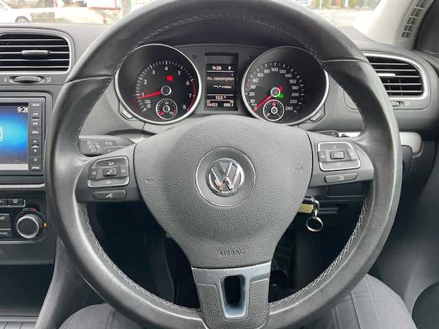 フォルクスワーゲン ゴルフ TSI コンフォートL マイスター 神奈川県 2013(平25)年 7.7万km 白 純正SDナビ/フルセグテレビ/バックカメラ/ドアバイザー/ETC/純正フロアマット/純正アルミホイール/フォグランプ/ドライブレコーダー（前後）/パドルシフト/取扱説明書/スペアキー