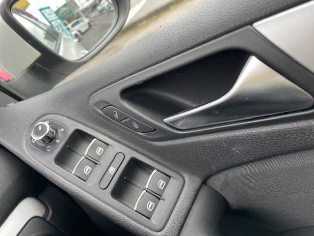 フォルクスワーゲン ゴルフ TSI コンフォートL マイスター 神奈川県 2013(平25)年 7.7万km 白 純正SDナビ/フルセグテレビ/バックカメラ/ドアバイザー/ETC/純正フロアマット/純正アルミホイール/フォグランプ/ドライブレコーダー（前後）/パドルシフト/取扱説明書/スペアキー