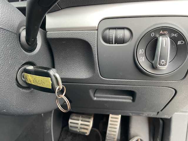 フォルクスワーゲン ゴルフ TSI コンフォートL マイスター 神奈川県 2013(平25)年 7.7万km 白 純正SDナビ/フルセグテレビ/バックカメラ/ドアバイザー/ETC/純正フロアマット/純正アルミホイール/フォグランプ/ドライブレコーダー（前後）/パドルシフト/取扱説明書/スペアキー