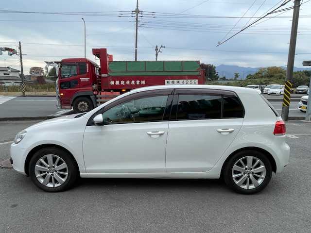 フォルクスワーゲン ゴルフ TSI コンフォートL マイスター 神奈川県 2013(平25)年 7.7万km 白 純正SDナビ/フルセグテレビ/バックカメラ/ドアバイザー/ETC/純正フロアマット/純正アルミホイール/フォグランプ/ドライブレコーダー（前後）/パドルシフト/取扱説明書/スペアキー