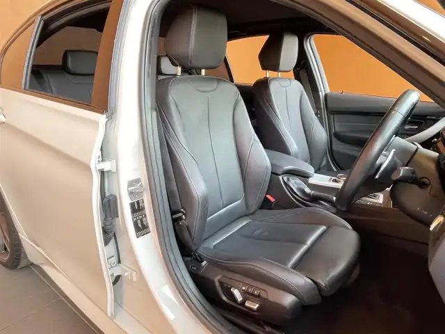 ＢＭＷ ３２０ｄ Mスポーツ エディションシャドー 愛知県 2017(平29)年 3.1万km アルピンホワイトⅢ 純正19インチAW/黒革シート/シートヒーター/パワーシート/インテリジェントセーフティ/ACC/LKA/BSM/フットトランクオープナー/LEDヘッドライト/ナビ/Bluetooth/バックカメラ/DVD/スマートキー