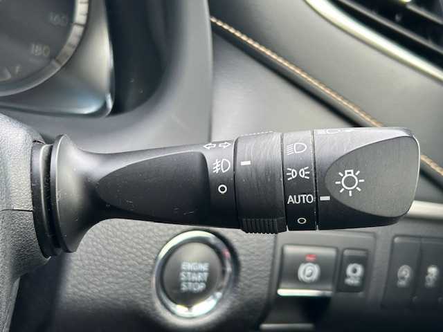 トヨタ ハリアー プレミアム 大阪府 2019(平31)年 3.6万km ホワイトパールクリスタルシャイン 純正9インチナビ(BT/フルセグ)/バックカメラ/レーダークルーズコントロール/プリクラッシュセーフティー/レーンキープアシスト/盗難防止装置/横滑り防止装置/電動リアゲート/ビルトインETC/LEDヘッドライト/オートライト/オートマチックハイビーム/ハーフレザーシート/パワーシート/ドライブレコーダー/純正アルミホイール/純正フロアマット/プッシュスタート