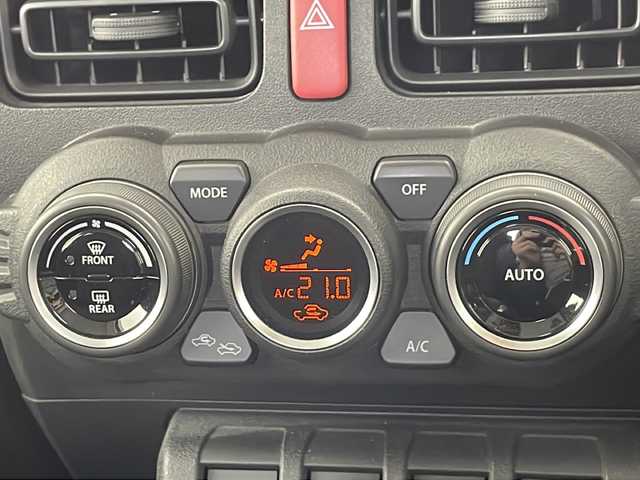 スズキ ジムニー XL 千葉県 2018(平30)年 3.1万km ミディアムグレー 禁煙車/スズキセーフティサポート/デュアルブレーキサポート/レーンキープアシスト/オートハイビーム/オートライト/フォグランプ/ヒーテッドドアミラー/ヒルディセントコントロール/パートタイム4WD/純正ナビ/フルセグ/Bluetooth/USB入力/Ipod/DVD/CD/SD/シートヒーター（D＋N）/純正フロアマット/純正ドアバイザー/電動格納ミラー/バニティミラー/プッシュスタート/スペアキー/取扱説明書